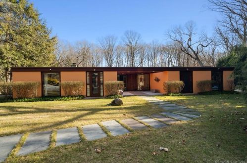 93 Louises Ln, New Canaan CT  06840-2121 exterior