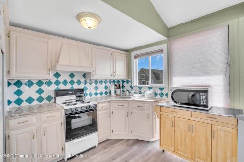 406 Eisenhower Ave, Pelican Island NJ  08751-1625 exterior