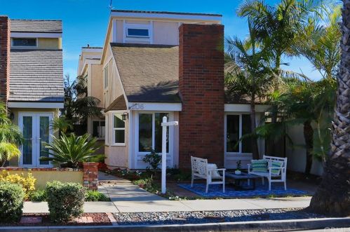 206 8th St, Seal Beach, CA 90740-6306
