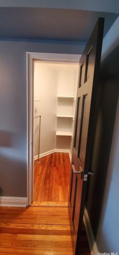 3 Town House Pl, Great Neck NY  11021-3232 exterior