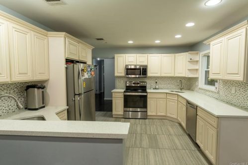 4 Hillside Ter, Airmont NY  10901-2105 exterior