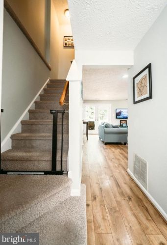 9134 Everett Ct, Springfield VA  22152-2158 exterior