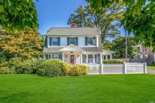 381 Middle Rd, Bay Port, NY 11705-1911