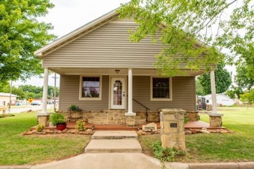 326 4th St, Cherryvale, KS 67335-2105