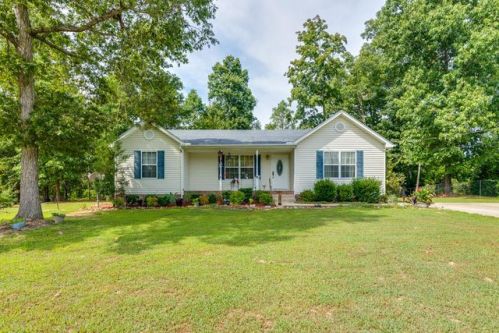 3041 Bowker Rd, Charlotte, TN 37036-5318