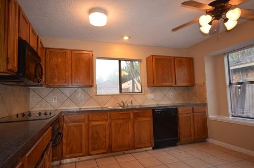 800 Richards Dr, Cedar Hill TX  75104-6858 exterior