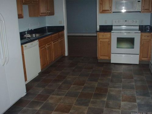 165 Mohawk Dr, Wallingford, CT 06492-2845
