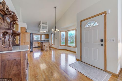 1022 Hesli Hill Ct, Saint Paul, MN 55126-1408