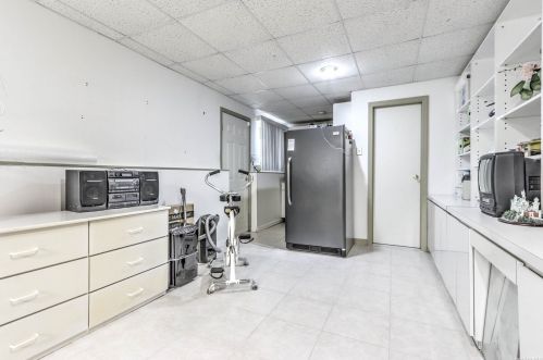 114 Granada Pkwy, North Lindenhurst NY  11757-6013 exterior