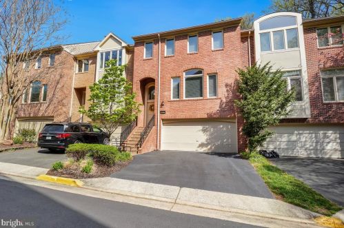 11534 Hemingway Dr, Herndon, VA 20194-1239