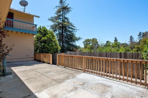 9411 Castlewood St, Oakland CA 94605-4415 exterior