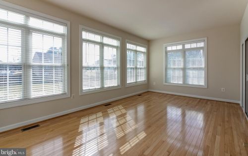 7337 Hooes Rd, Springfield VA 22152-3704 exterior