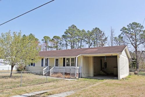 990 Chatham St, Newport, NC 28570-6908