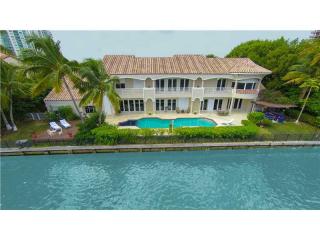 19565 37th Ave, Miami, FL 33180-2588
