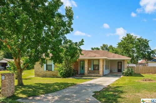 767 Mitchell Ave, Seguin TX  78155-6321 exterior
