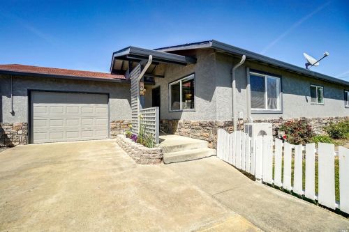300 Macmillan Dr, Hopland, CA 95449-9635