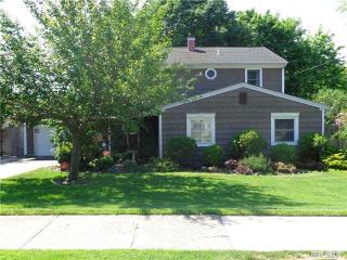 22 Seneca Pl, Selden, NY 11784-3720