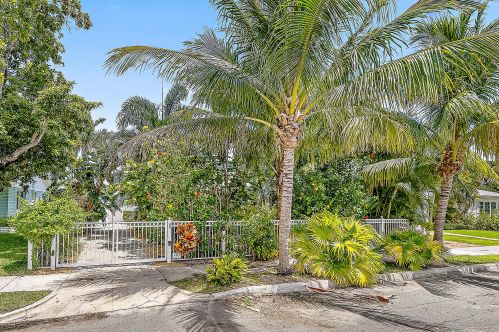 201 Greymon Dr, West Palm Beach, FL 33405-1919