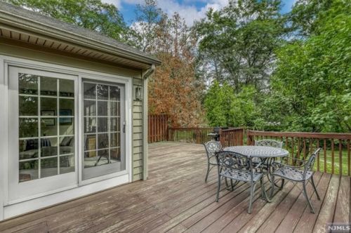 8 Winters St, Oakland NJ  07436-2623 exterior