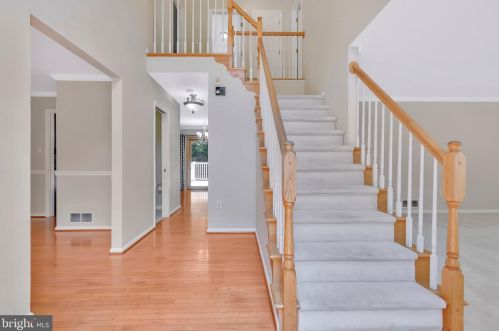 8 Stonebridge Dr, Hockessin, DE 19707-9182