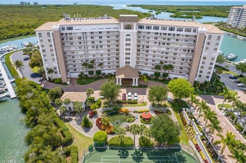 13105 Vanderbilt Dr, Naples FL  34110-6404 exterior