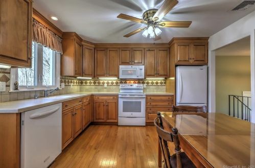 166 Williamsburg Dr, Upper Stepney, CT 06468-2504