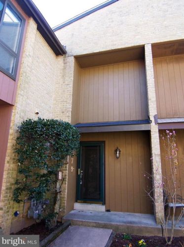 9079 Blarney Stone Dr, Springfield VA  22152-2199 exterior