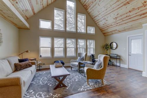 1722 Sawyer Rd, Oconomowoc, WI 53066-9211