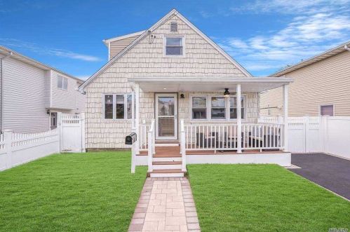 10 Marionette Walk, North Lindenhurst, NY 11757-6624
