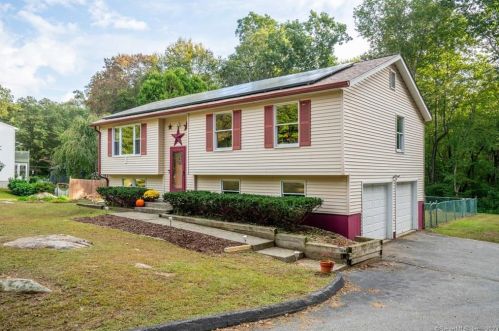25 Cranberry Dr, Uncasville, CT 06382-2006