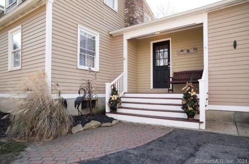 4 Walnut Hill Rd, East Lyme, CT 06333-1023