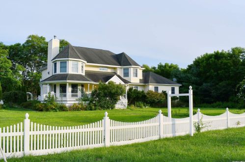 114 Main St, Center Moriches, NY 11934-1706