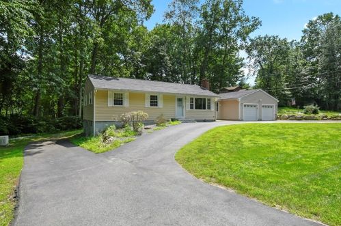 147 Wash Pond Rd, Hampstead, NH 03841-2110