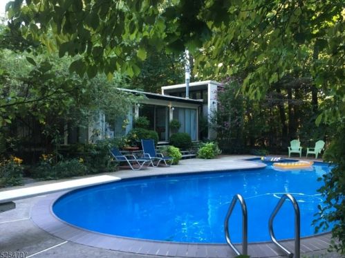 12 Robinwood Dr, West Paterson NJ  07424-2320 exterior