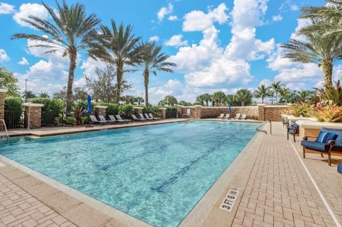 9407 Quarry Dr, Naples FL  34120-5223 exterior