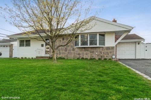 29 Seitz Dr, Bethpage, NY 11714-6019