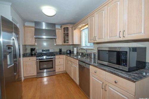 28 Hammond Rd, Elwood NY  11731-4810 exterior