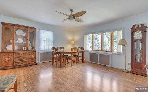 52 Oneida Ave, Oakland, NJ 07436-3731