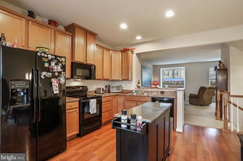 60 Creekside Ct, Falling Waters, WV 25419-1129