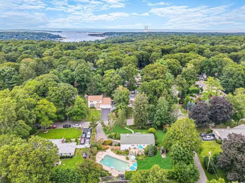9 White Pine Ln, Northport NY  11768-3453 exterior