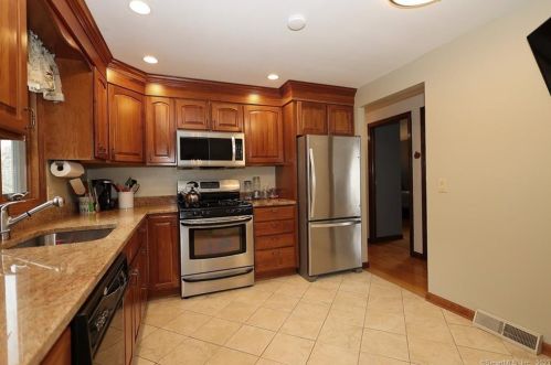 15 Benneville Rd, Milford CT  06461-2432 exterior