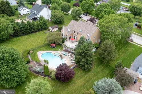 32 Windward Ct, Collegeville PA  19426-2869 exterior