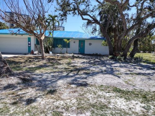 160 Sabal Dr, Fort Myers Beach, FL 33931-3838