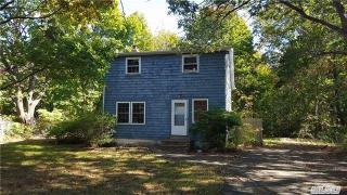 31 California Ave, Gordon Heights, NY 11763-2516