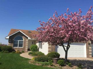 810 Falcon Dr, Le Claire, IA 52753-9578