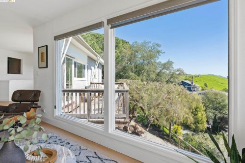 8017 Crest Ave, Oakland CA  94605-3611 exterior