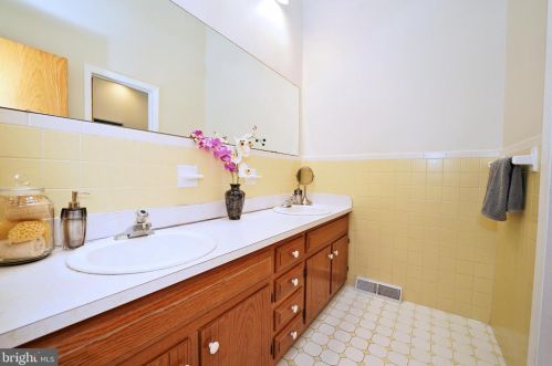 35 Woodlane Rd, Lawrence Township NJ  08648-5543 exterior