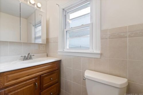 18 Phillips St, United States Coast Guard Ac CT  06320-2619 exterior