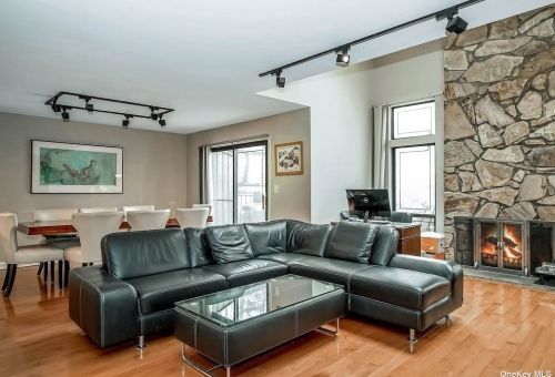 8 Wimbledon Ct, Muttontown NY  11753-2821 exterior