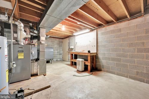 19 Edgehill Rd, Swatara PA  17033-2506 exterior